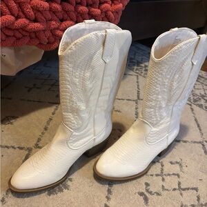 ARULA White Textured Heeled Boots